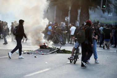 El Gobierno chileno decretó el estado de emergencia tras los disturbios causados en las calles de la capital y otras ciudades tras el anuncio del encarecimiento del billete de metro.