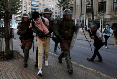 El Gobierno chileno decretó el estado de emergencia tras los disturbios causados en las calles de la capital y otras ciudades tras el anuncio del encarecimiento del billete de metro.