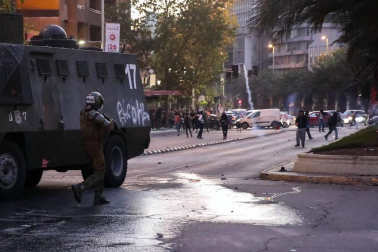 El Gobierno chileno decretó el estado de emergencia tras los disturbios causados en las calles de la capital y otras ciudades tras el anuncio del encarecimiento del billete de metro.