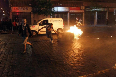 El Gobierno chileno decretó el estado de emergencia tras los disturbios causados en las calles de la capital y otras ciudades tras el anuncio del encarecimiento del billete de metro.