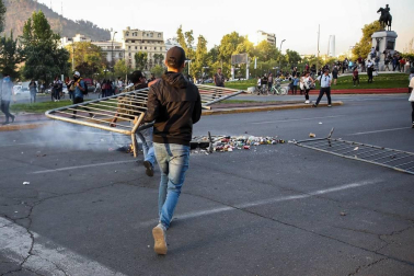 El Gobierno chileno decretó el estado de emergencia tras los disturbios causados en las calles de la capital y otras ciudades tras el anuncio del encarecimiento del billete de metro.