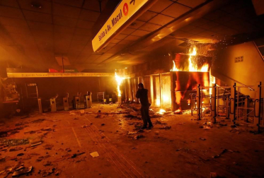 El Gobierno chileno decretó el estado de emergencia tras los disturbios causados en las calles de la capital y otras ciudades tras el anuncio del encarecimiento del billete de metro.