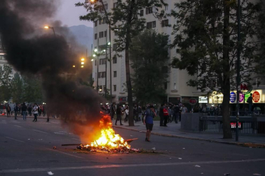 El Gobierno chileno decretó el estado de emergencia tras los disturbios causados en las calles de la capital y otras ciudades tras el anuncio del encarecimiento del billete de metro.