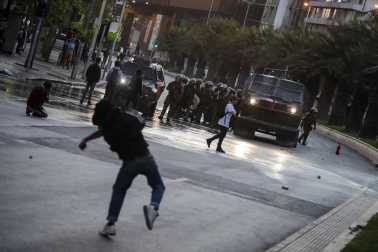 El Gobierno chileno decretó el estado de emergencia tras los disturbios causados en las calles de la capital y otras ciudades tras el anuncio del encarecimiento del billete de metro.