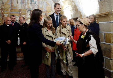 El rey Felipe VI, la infanta Sofía, la princesa Leonor y la reina Letizia pasean durante su visita al Pueblo Ejemplar de la Fundación Princesa de Asturias, Asiegu, en Asiegu (Asturias).