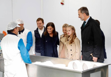 El rey Felipe VI, la infanta Sofía, la princesa Leonor y la reina Letizia pasean durante su visita al Pueblo Ejemplar de la Fundación Princesa de Asturias, Asiegu, en Asiegu (Asturias).