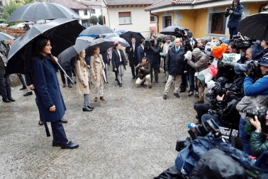 El rey Felipe VI, la infanta Sofía, la princesa Leonor y la reina Letizia pasean durante su visita al Pueblo Ejemplar de la Fundación Princesa de Asturias, Asiegu, en Asiegu (Asturias).