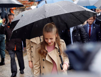 El rey Felipe VI, la infanta Sofía, la princesa Leonor y la reina Letizia pasean durante su visita al Pueblo Ejemplar de la Fundación Princesa de Asturias, Asiegu, en Asiegu (Asturias).