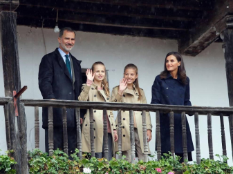 El rey Felipe VI, la infanta Sofía, la princesa Leonor y la reina Letizia pasean durante su visita al Pueblo Ejemplar de la Fundación Princesa de Asturias, Asiegu, en Asiegu (Asturias).