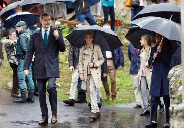 El rey Felipe VI, la infanta Sofía, la princesa Leonor y la reina Letizia pasean durante su visita al Pueblo Ejemplar de la Fundación Princesa de Asturias, Asiegu, en Asiegu (Asturias).
