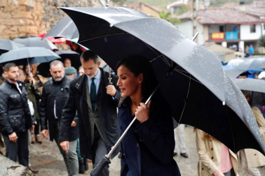 El rey Felipe VI, la infanta Sofía, la princesa Leonor y la reina Letizia pasean durante su visita al Pueblo Ejemplar de la Fundación Princesa de Asturias, Asiegu, en Asiegu (Asturias).