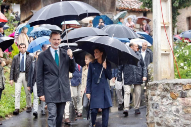El rey Felipe VI, la infanta Sofía, la princesa Leonor y la reina Letizia pasean durante su visita al Pueblo Ejemplar de la Fundación Princesa de Asturias, Asiegu, en Asiegu (Asturias).