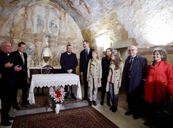 El rey Felipe VI, la infanta Sofía, la princesa Leonor y la reina Letizia pasean durante su visita al Pueblo Ejemplar de la Fundación Princesa de Asturias, Asiegu, en Asiegu (Asturias).