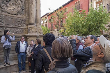 Un centenar de personas participó este sábado en la visita organizada por la Cátedra de Patrimonio y Arte Navarro de la Universidad de Navarra y Diario de Navarra