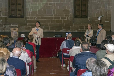 Un centenar de personas participó este sábado en la visita organizada por la Cátedra de Patrimonio y Arte Navarro de la Universidad de Navarra y Diario de Navarra
