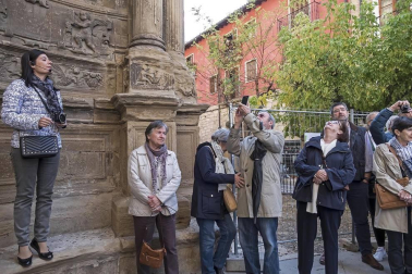 Un centenar de personas participó este sábado en la visita organizada por la Cátedra de Patrimonio y Arte Navarro de la Universidad de Navarra y Diario de Navarra