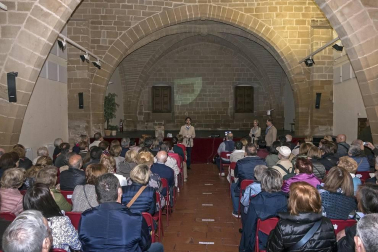 Un centenar de personas participó este sábado en la visita organizada por la Cátedra de Patrimonio y Arte Navarro de la Universidad de Navarra y Diario de Navarra