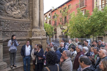 Un centenar de personas participó este sábado en la visita organizada por la Cátedra de Patrimonio y Arte Navarro de la Universidad de Navarra y Diario de Navarra