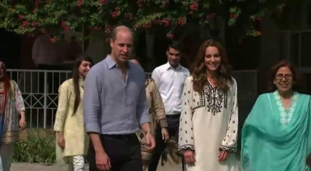 Kate y Guillermo se atreven con una exhibición de críquet en su viaje a Pakistán