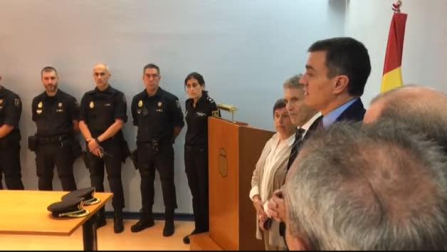 Pedro Sánchez transmite su ánimo a la Policía en Barcelona