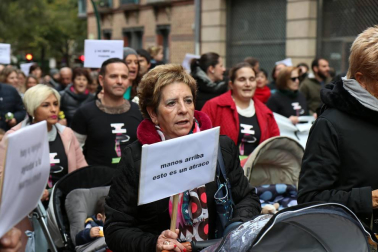 El grupo de madres y padres que reclaman la devolución del IRPF se ha manifestado este sábado en Pamplona para reclamar el IRPF por las bajas de maternidad.
