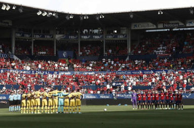 Los jugadores de Osasuna y Barcelona guardan un minuto de silencio tras el fallecimiento de la hija de Luis Enrique, antes de comenzar el partido en el Estadio de El Sadar