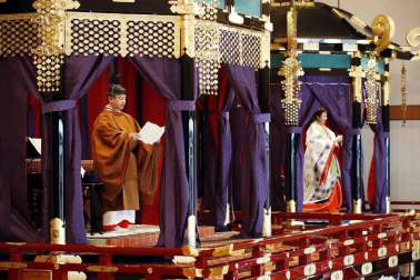 Los Reyes de España, junto a  2.000 invitados con representantes de las diversas monarquías europeas, asistieron a la ceremonia celebrada en el Palacio Imperial de Tokio este martes, 22 de octubre.