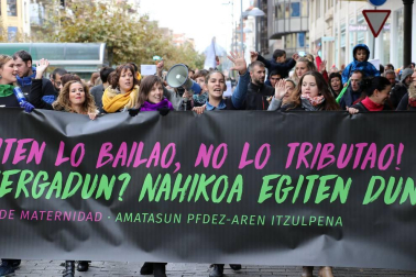 El grupo de madres y padres que reclaman la devolución del IRPF se ha manifestado este sábado en Pamplona para reclamar el IRPF por las bajas de maternidad.