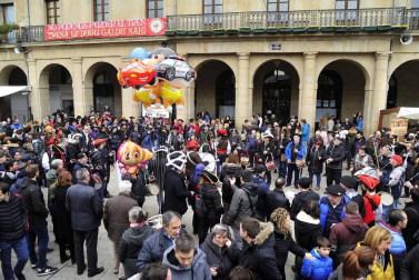 Tafalla celebró este domingo el último día de sus ferias con multitud de vecinos y visitantes que se acercaron a la plaza del Ayuntamiento donde se congregaron un total de treinta puestos artesanales y a la tradicional Rifa del Cuto.
