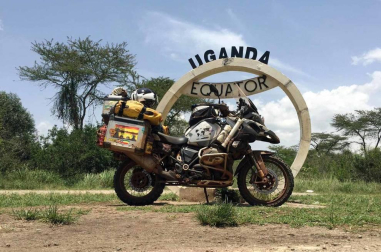 El sudafricano Uwe Schmidt, de 60 años, ha pasado por Uterga durante su viaje en moto por todo el mundo que comenzó hace cinco años