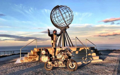 El sudafricano Uwe Schmidt, de 60 años, ha pasado por Uterga durante su viaje en moto por todo el mundo que comenzó hace cinco años