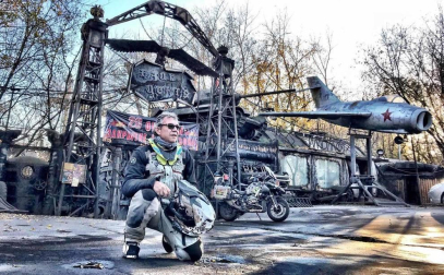 El sudafricano Uwe Schmidt, de 60 años, ha pasado por Uterga durante su viaje en moto por todo el mundo que comenzó hace cinco años