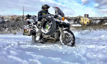 El sudafricano Uwe Schmidt, de 60 años, ha pasado por Uterga durante su viaje en moto por todo el mundo que comenzó hace cinco años