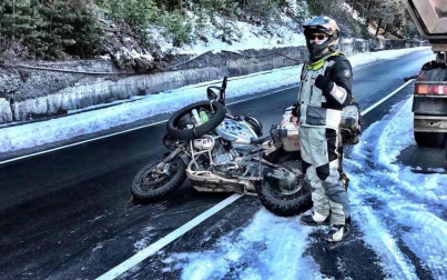 El sudafricano Uwe Schmidt, de 60 años, ha pasado por Uterga durante su viaje en moto por todo el mundo que comenzó hace cinco años