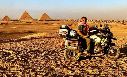 El sudafricano Uwe Schmidt, de 60 años, ha pasado por Uterga durante su viaje en moto por todo el mundo que comenzó hace cinco años