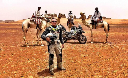 El sudafricano Uwe Schmidt, de 60 años, ha pasado por Uterga durante su viaje en moto por todo el mundo que comenzó hace cinco años
