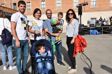 El pasado sábado 19 Tudela fue el escenario de la celebración del 40º aniversario del grupo de montaña y tiempo libre Quetzal. Los participantes disfrutaron de varios juegos, de una paellada, de conciertos y de un café-bingo para cumplir a lo grande.
