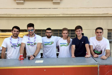 El pasado sábado 19 Tudela fue el escenario de la celebración del 40º aniversario del grupo de montaña y tiempo libre Quetzal. Los participantes disfrutaron de varios juegos, de una paellada, de conciertos y de un café-bingo para cumplir a lo grande.