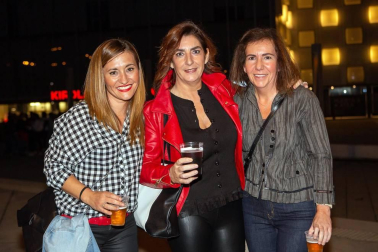 La noche del viernes 17 de octubre el Navarra Arena se llenó de seguidores de Melendi, que presentó las canciones de su último álbum titulado 'Mi cubo de Rubik' junto a una selección de sus éxitos anteriores. Un público muy variado disfrutó con el repertorio del popular cantante asturiano.