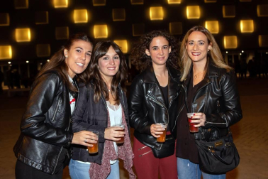 La noche del viernes 17 de octubre el Navarra Arena se llenó de seguidores de Melendi, que presentó las canciones de su último álbum titulado 'Mi cubo de Rubik' junto a una selección de sus éxitos anteriores. Un público muy variado disfrutó con el repertorio del popular cantante asturiano.