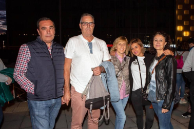 La noche del viernes 17 de octubre el Navarra Arena se llenó de seguidores de Melendi, que presentó las canciones de su último álbum titulado 'Mi cubo de Rubik' junto a una selección de sus éxitos anteriores. Un público muy variado disfrutó con el repertorio del popular cantante asturiano.