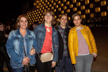 La noche del viernes 17 de octubre el Navarra Arena se llenó de seguidores de Melendi, que presentó las canciones de su último álbum titulado 'Mi cubo de Rubik' junto a una selección de sus éxitos anteriores. Un público muy variado disfrutó con el repertorio del popular cantante asturiano.