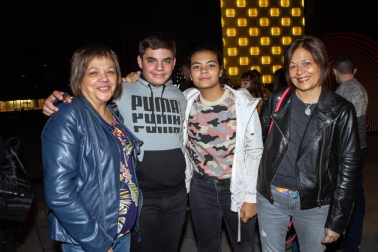 La noche del viernes 17 de octubre el Navarra Arena se llenó de seguidores de Melendi, que presentó las canciones de su último álbum titulado 'Mi cubo de Rubik' junto a una selección de sus éxitos anteriores. Un público muy variado disfrutó con el repertorio del popular cantante asturiano.