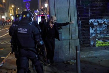 Fotos de la concentración convocada por los CDR en Barcelona frente a la Jefatura de la Policía Nacional en la Vía Laietana