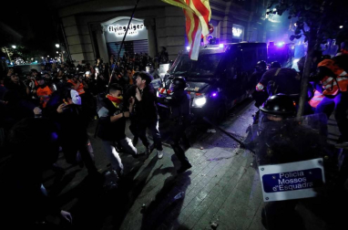 Fotos de la concentración convocada por los CDR en Barcelona frente a la Jefatura de la Policía Nacional en la Vía Laietana