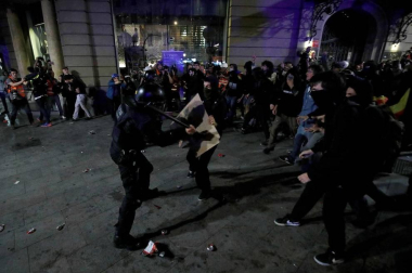 Fotos de la concentración convocada por los CDR en Barcelona frente a la Jefatura de la Policía Nacional en la Vía Laietana