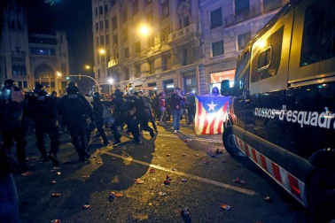 Fotos de la concentración convocada por los CDR en Barcelona frente a la Jefatura de la Policía Nacional en la Vía Laietana