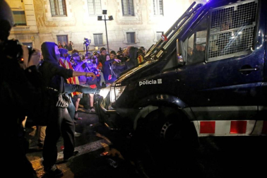 Fotos de la concentración convocada por los CDR en Barcelona frente a la Jefatura de la Policía Nacional en la Vía Laietana
