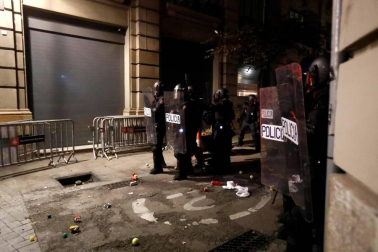 Fotos de la concentración convocada por los CDR en Barcelona frente a la Jefatura de la Policía Nacional en la Vía Laietana