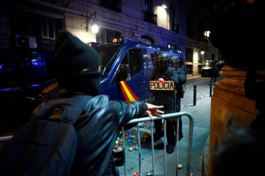 Fotos de la concentración convocada por los CDR en Barcelona frente a la Jefatura de la Policía Nacional en la Vía Laietana